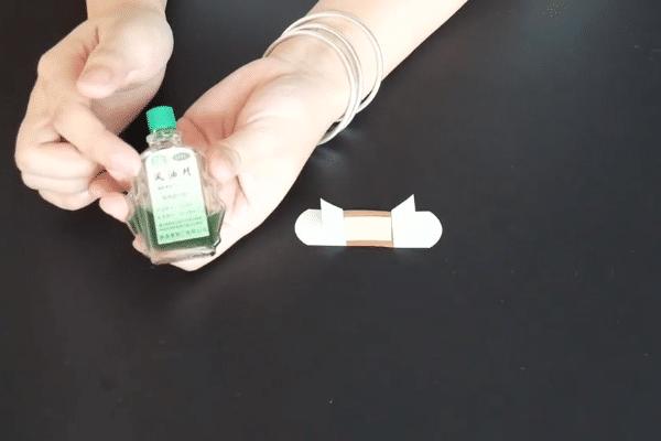                     创可贴粘在孩子身上，解决了千万妈妈的烦恼，网友：知道得晚了