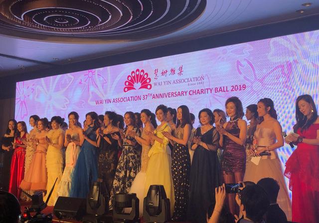 慧妍雅集37周年美女如云,赵雅芝陈法蓉在两旁,61岁朱玲玲站C位 太阳城娱乐app下载