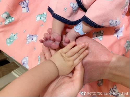                     福原爱儿子正面照首度公布，呆萌大眼和妈妈一模一样