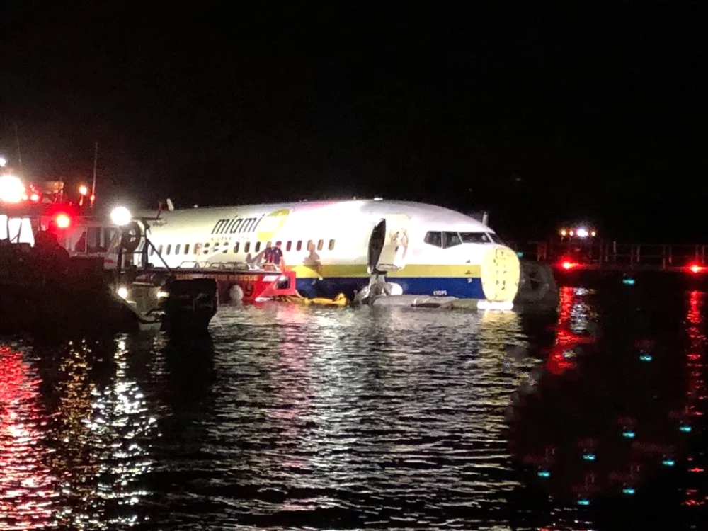 美国防部包了架波音737,意外发生冲入河中,这