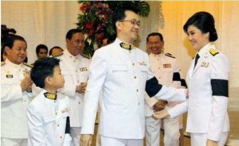 
原创
此国公务员原来都发“军装”，袖子上的“黑箍”原来不是丧礼佩戴的


