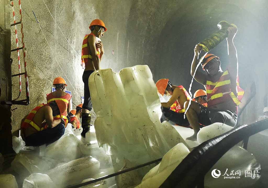 纪实:大瑞铁路工人为7分钟通行在"水深火热"中坚守13年