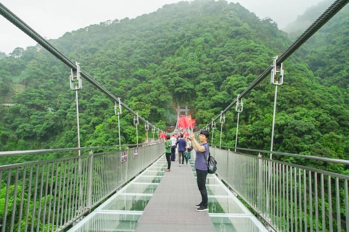 清远古龙峡两日游,围观绣娘高空绣国旗