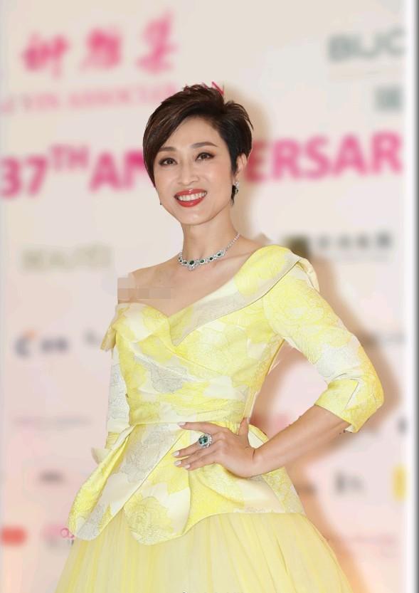 生图下的赵雅芝太美,与51岁陈法蓉合影平分秋色,真正的颜值盛宴