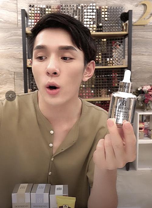 李佳琦随手晒的精华,称国货之光,三次白一度,网友:平价小灯泡 葡京真人app下载