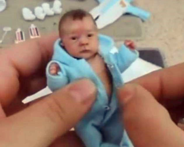 婴儿竟和拇指一般大小!男子为其穿衣服,父母抱孩子纷纷逗留围观 皇家娱乐场