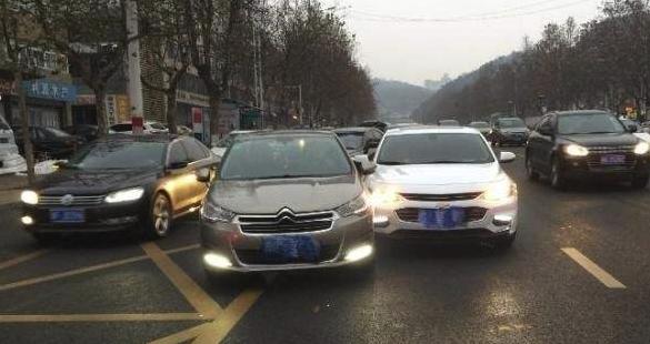 为什么交警常说“让速不让道”？一个事故责任判定告诉你
