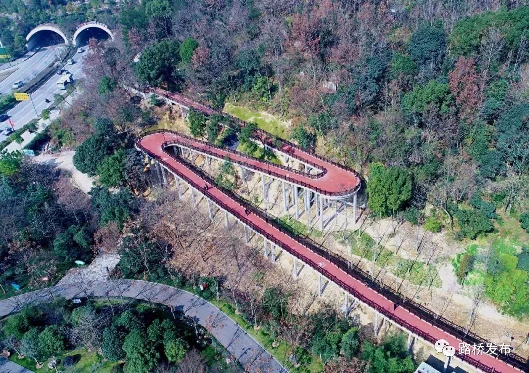 蜿蜒盘旋而上,公园和路桥人峰塔美景可映入眼帘,是连接中央山南片绿道