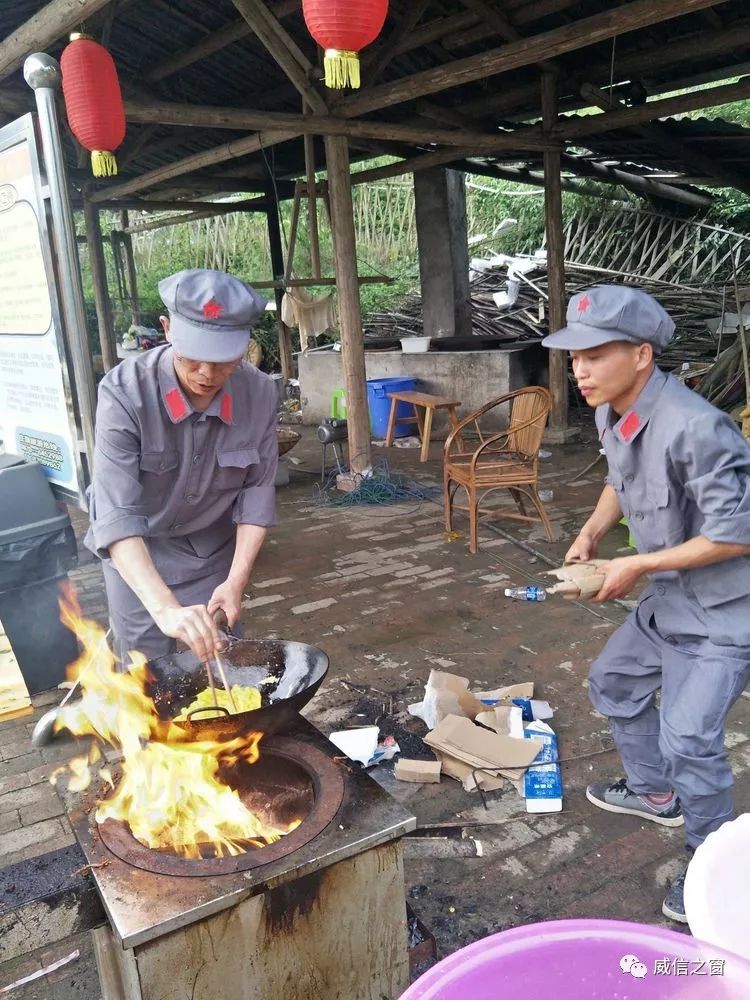 下午5点拓展训练完毕,以连队为单位开展做红军饭体验活动,各连队在