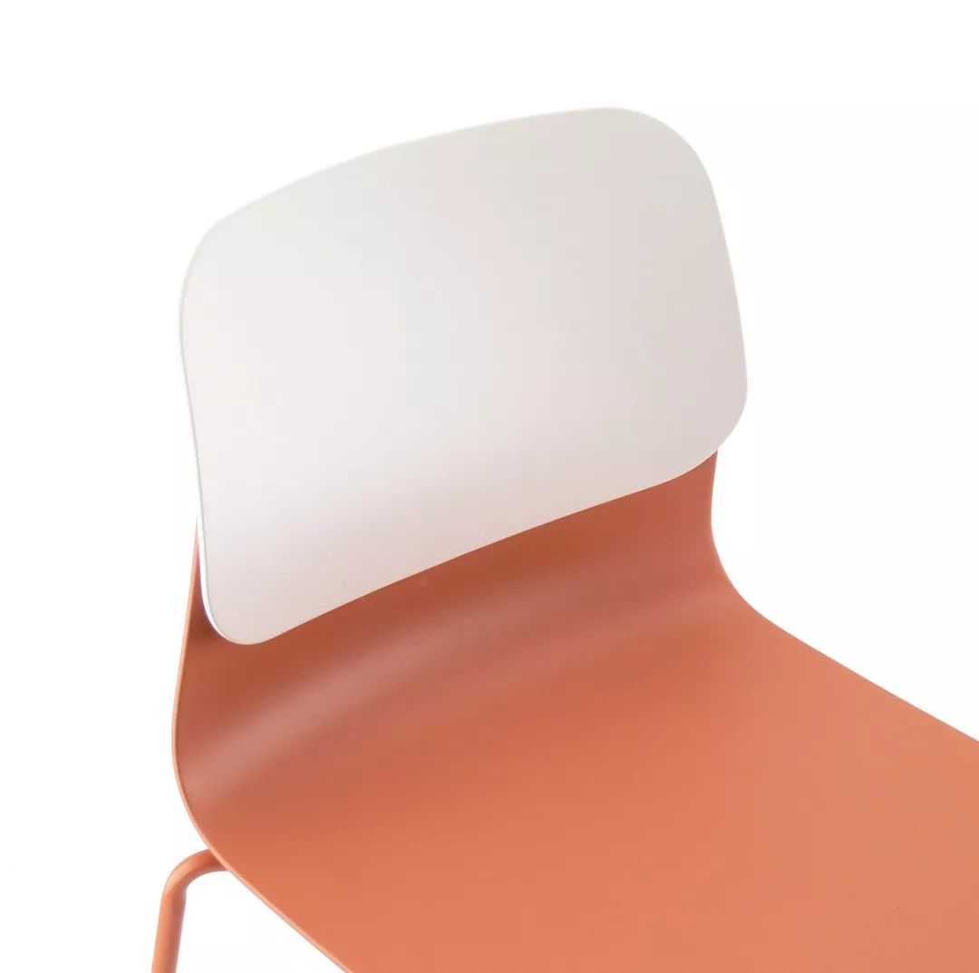 美女坐桌脚放椅子上猜成语_看图猜成语(3)