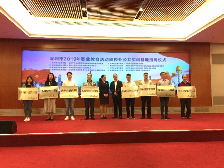 深圳将加大对技能竞赛获奖人员的奖励,最高奖励100万元
深圳将加大对技能竞赛获奖人员的奖励,最高奖励100万元
