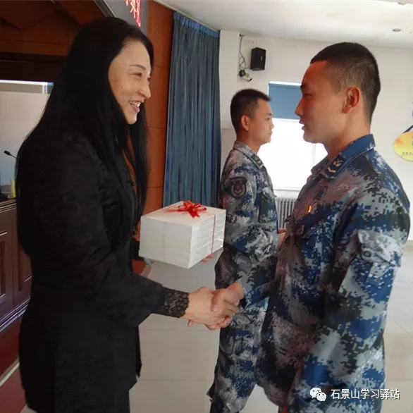 北京开放大学石景山分校与93658部队开展军地合作办学
北京开放大学石景山分校与93658部队开展军地合作办学
