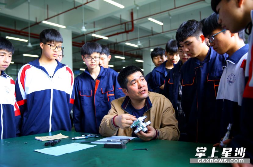 最美劳动者 | 第六期 毫无保留传绝活,精益求精守匠心 ag真人娱乐下载