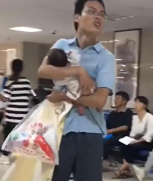                     爸爸带宝宝去医院，看到爸爸的表情后，原谅我不厚道的笑了