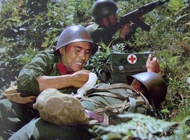 对越自卫反击战:在炮火中抢救伤员的军医,生前是战友生后共长眠