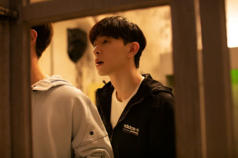 邓伦最新路透照被曝光,整个人明显胖了一圈,网