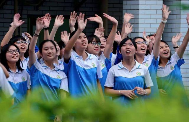 为什么那么多人去考公务员?是收入稳定吗?总结得太精辟了!
为什么那么多人去考公务员?是收入稳定吗?总结得太精辟了!