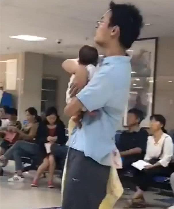                     爸爸带宝宝去医院，看到爸爸的表情后，原谅我不厚道的笑了