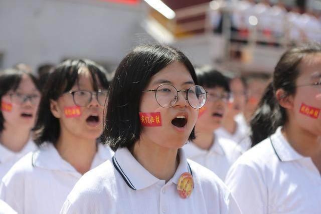 高考前夕:衡水中学誓师宣言,“清华北大,在我脚下”,真厉害?
高考前夕:衡水中学誓师宣言,“清华北大,在我脚下”,真厉害?