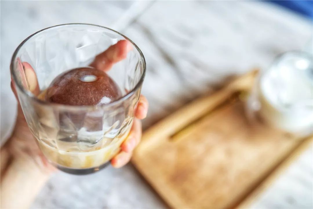 四月咖啡手记 | 手捧咖啡杯 看漫天杨絮飞