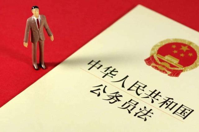 
原创
大学生在22岁或34岁考上公务员，谁的“可塑性”和前途更好


