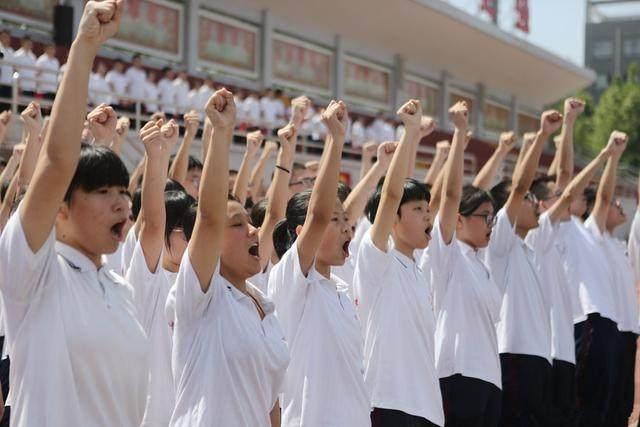 高考前夕:衡水中学誓师宣言,“清华北大,在我脚下”,真厉害?
高考前夕:衡水中学誓师宣言,“清华北大,在我脚下”,真厉害?