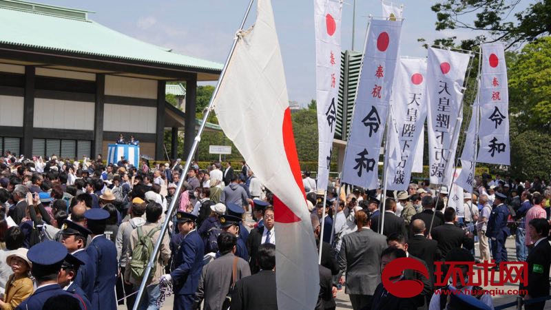 日本新天皇继位后第一次与国民见面的活动,走在最前面的是右翼团体