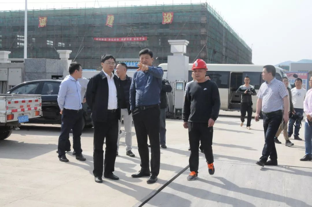 副县长徐礼辉,县政协副主席张玉明陪