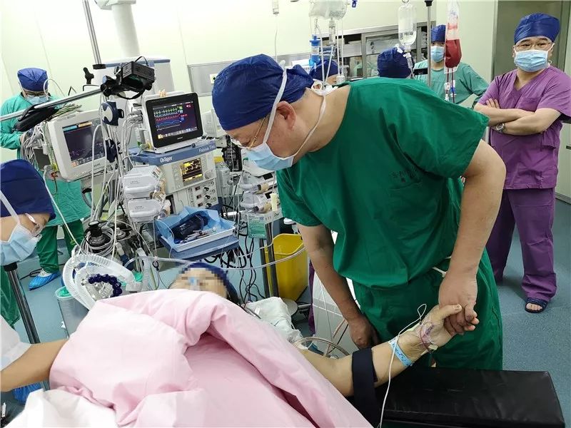 针刺麻醉团队又有新突破--记岳阳医院首例针药