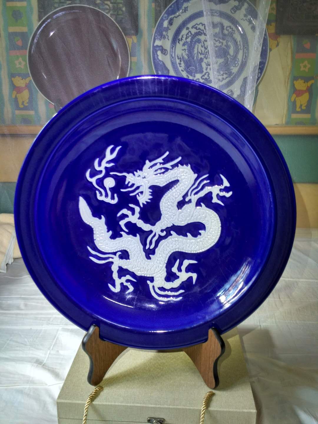 精品赏析—元代霁蓝釉白龙戏珠纹大盘_搜狐网