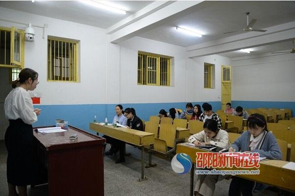 
邵阳学院文学院举行毕业论文答辩会


