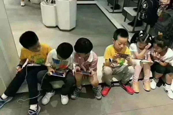 家长们注意!官方发声!学龄前儿童避免使用手机和电脑
