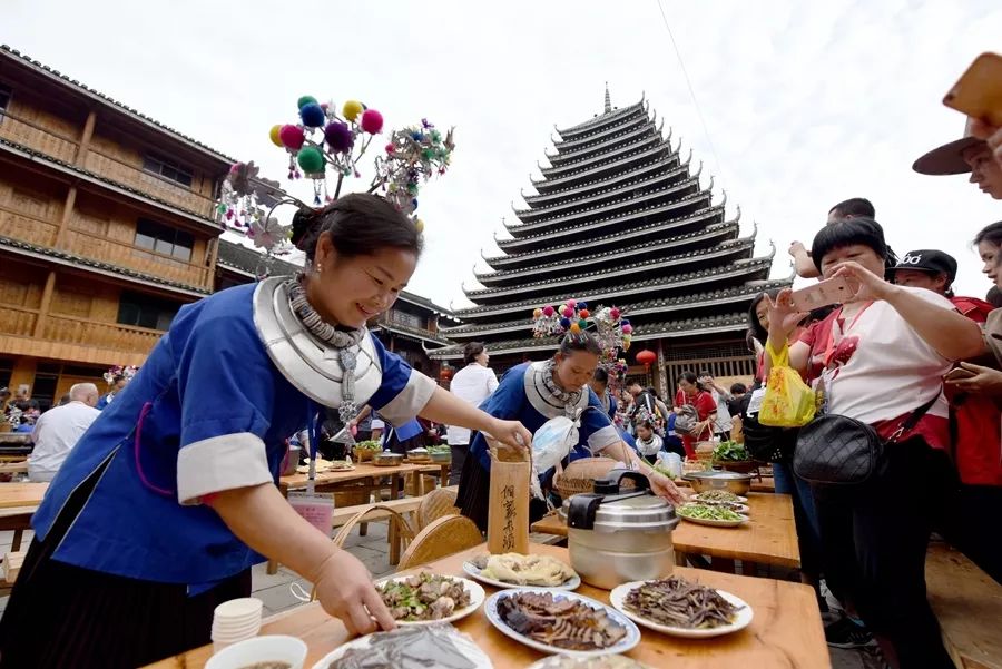 5月2日,三江侗族自治县林溪镇程阳八寨景区内,人们正为百家宴摆菜.