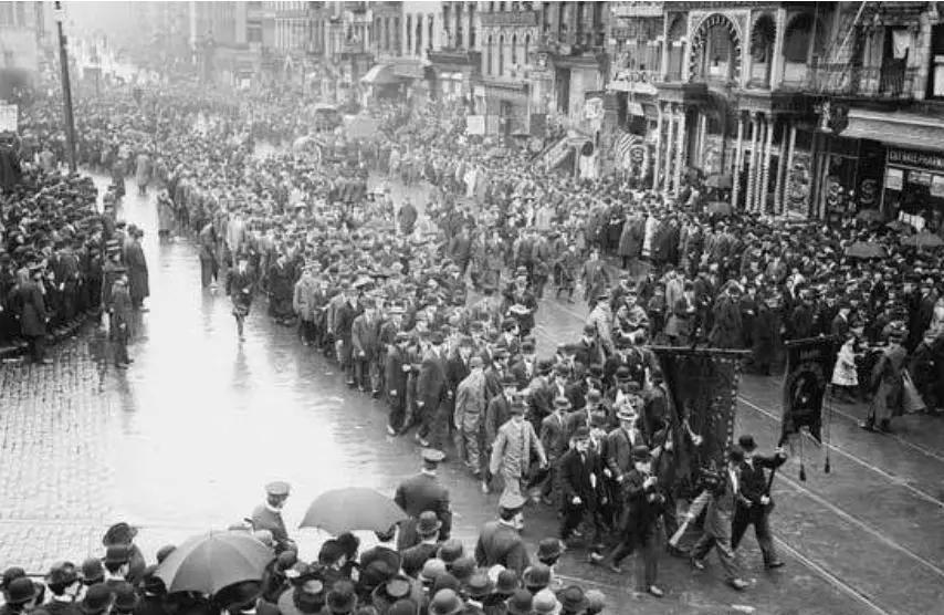 为了纪念1886年5月1日美国芝加哥工人举行的一场声势浩大的大罢工运动