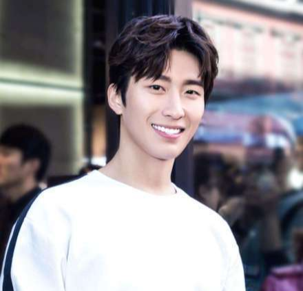 窦骁何超莲婚后首次合体亮相 e820ad366d1d4257a0bb6b4c3902d408.png