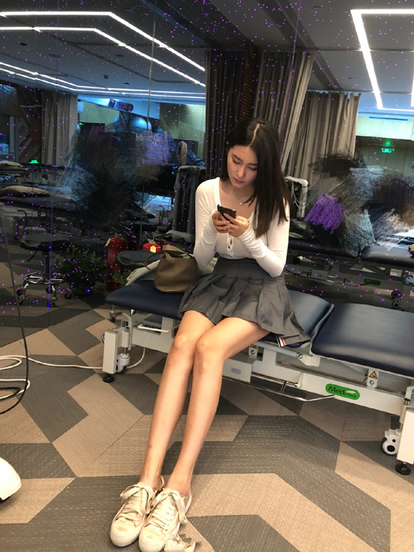 刘晓宇前女友钟鹿纯现状晒出钻戒有新情况身材傲人却变黑许多
