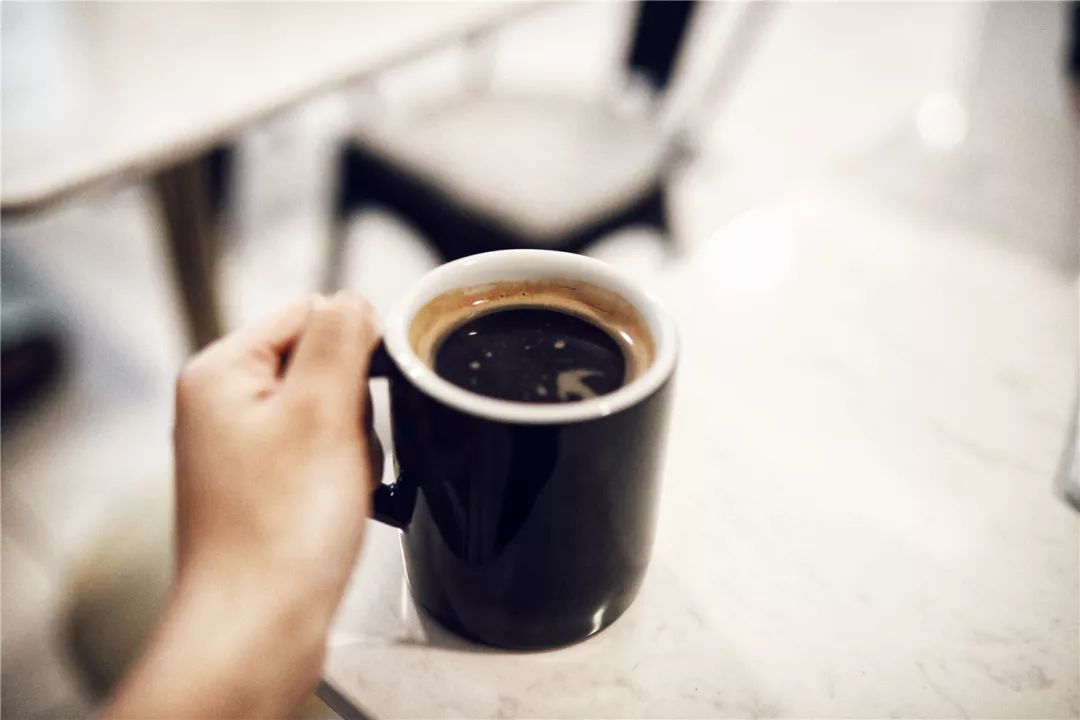 四月咖啡手记 | 手捧咖啡杯 看漫天杨絮飞