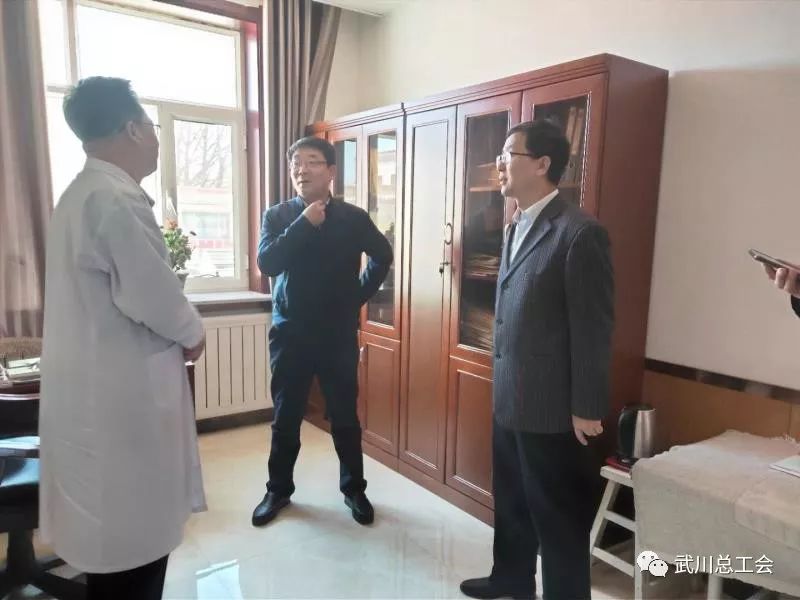 县委副书记哈达,县总工会主席张显业走访慰问退休老教师张志亮,武川县