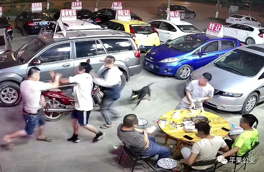 一言不合就动手,百色11个大汉被带走…… .