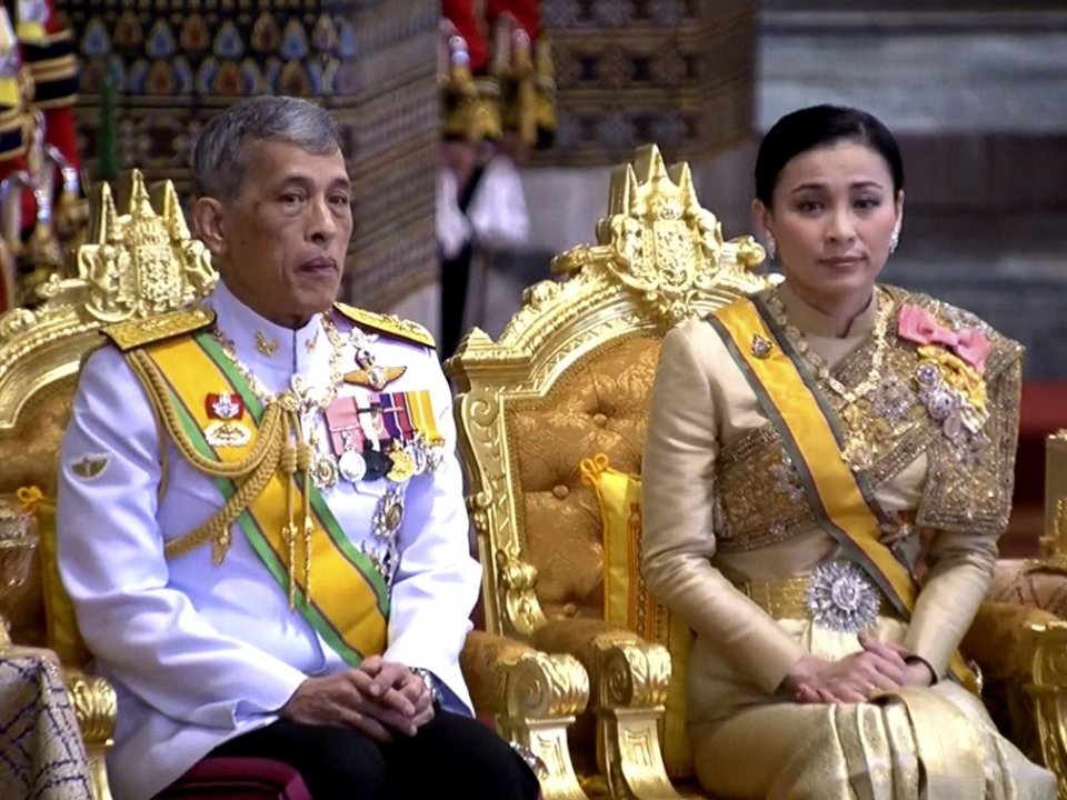 泰国国王大封权贵众王室成员跪地受封