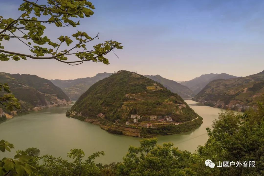 登上黑山,拍摄旬阳太极城全貌.随后入住酒店.傍晚自由活