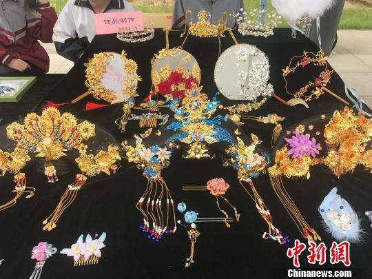 产教融合育工匠山西多所职业院校师生集体亮“绝活”
产教融合育工匠山西多所职业院校师生集体亮“绝活”