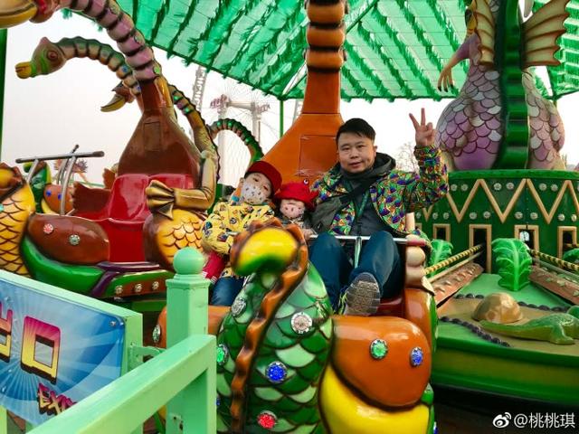 老婆长得漂亮，儿女长得漂亮，就他颜值不高，如今42岁成赢家