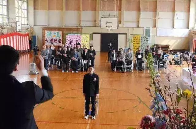 整个学校只教一名学生,他毕业那天,老师集体下岗了...
整个学校只教一名学生,他毕业那天,老师集体下岗了...