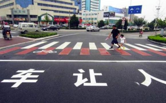 “礼让行人”规定该不该取消？绿灯的时候到底该不该让行人？