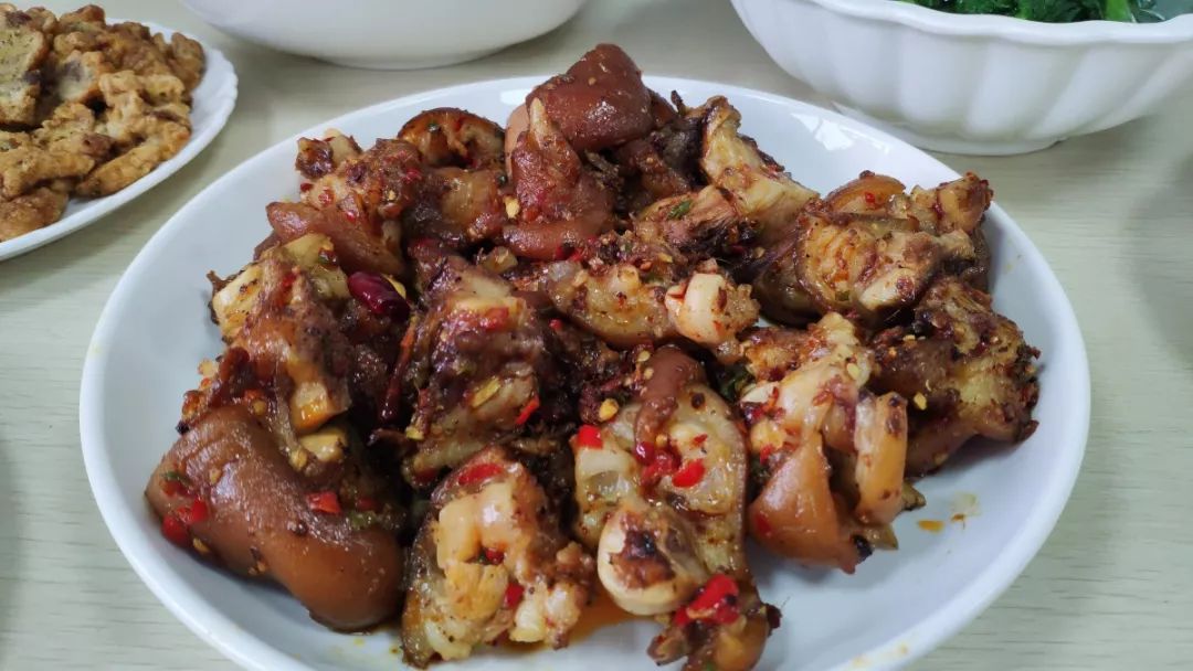 猪脚炖黄豆的最佳烹饪时间是多久 145bb481f9b7462bb98b42f34ba739dc.jpeg