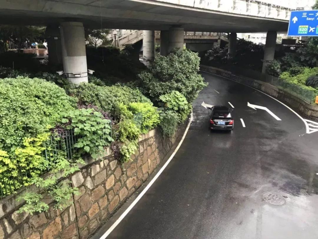 昨天!长沙波隆立交桥一越野车坠桥,车内2人受伤