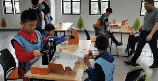 课堂看老师在课堂上展示多种无人机模型揭开无人机功能的神秘面纱趣味