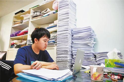 香港公屋“神童”圆梦:17岁获牛津全额奖学金读研
香港公屋“神童”圆梦:17岁获牛津全额奖学金读研
