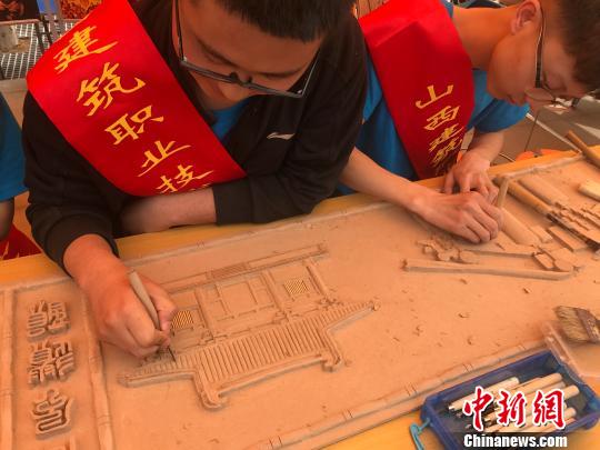 产教融合育工匠山西多所职业院校师生集体亮“绝活”
产教融合育工匠山西多所职业院校师生集体亮“绝活”